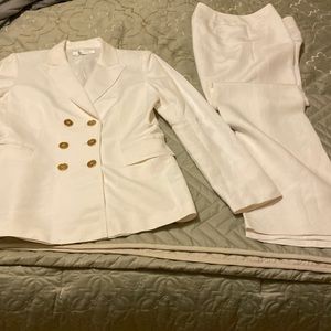 Tahari White Linen pant suit, size 6-8, fully lined, gold buttons,
